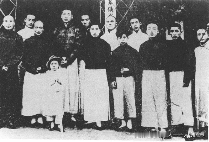 周恩来(前排右五)与南开学校聘请的著名武术教员韩慕侠及其弟子合影。