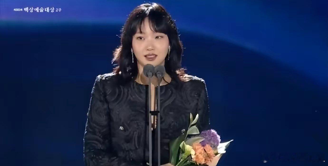 #汤唯为金高银颁奖#恭喜金高银凭借电影《破墓》花林一角获第60届百想艺术大赏电影