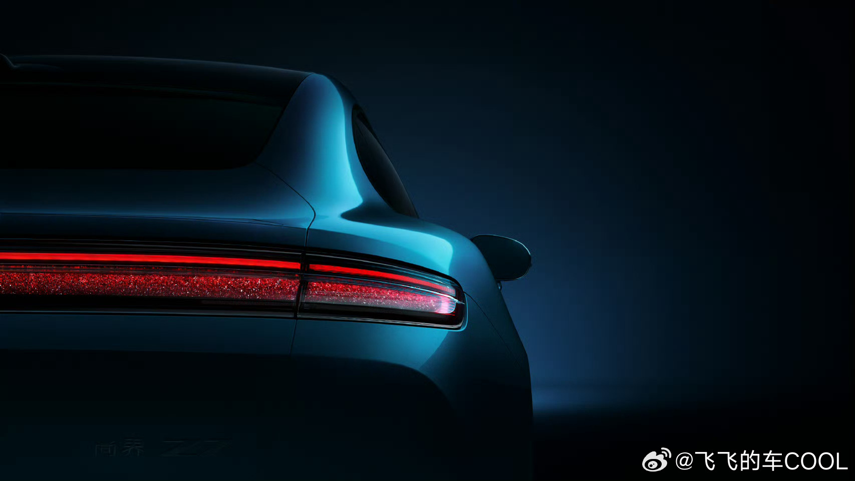 尚界Z7实拍图，很前卫动感的设计语言配上星辰尾灯还是别有一番风味的，感觉这台车可