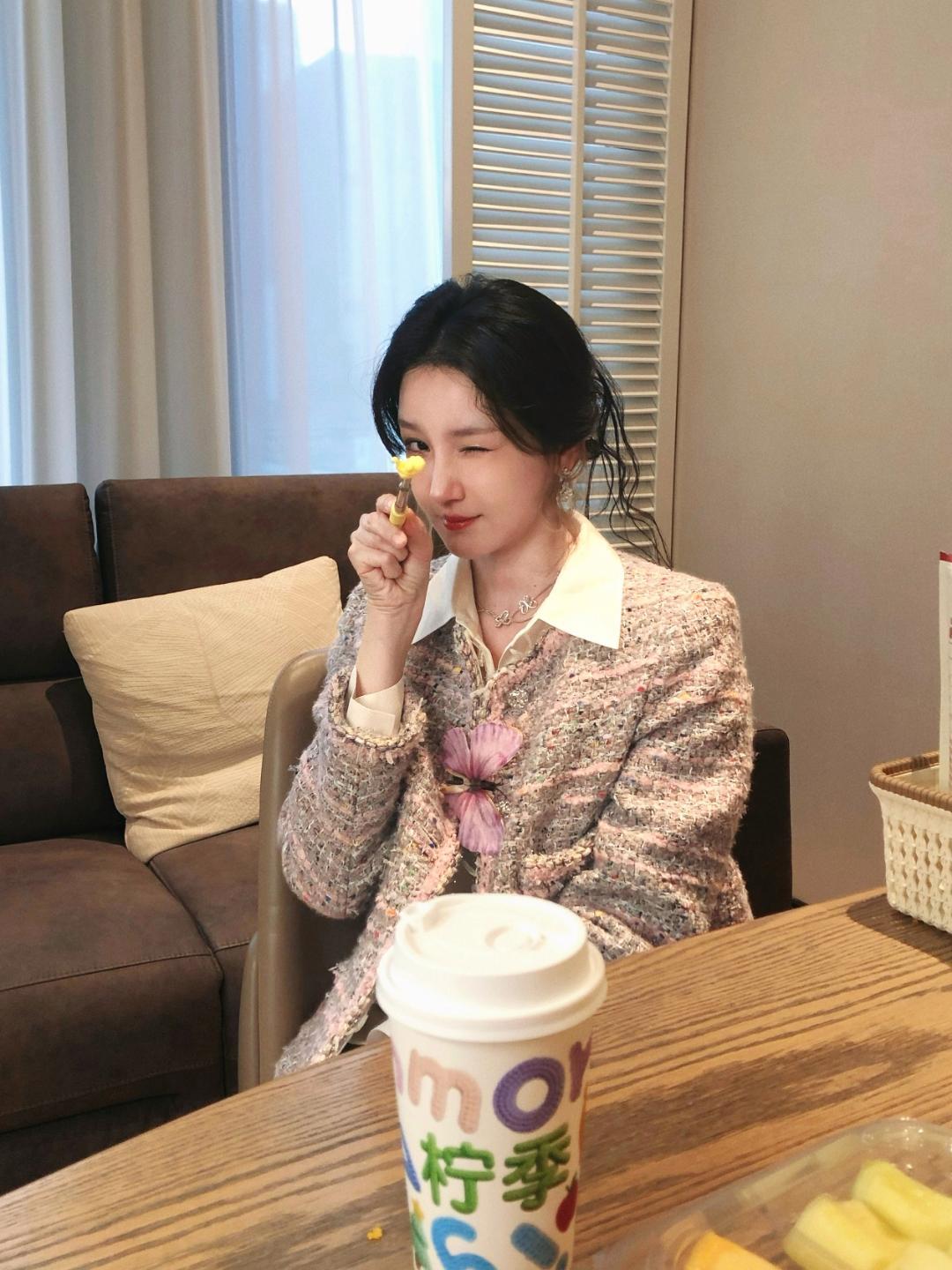 陈小纭这一身穿搭，完美诠释了“轻熟风的甜软感”。粉灰调的粗花呢小香风外套，自带温