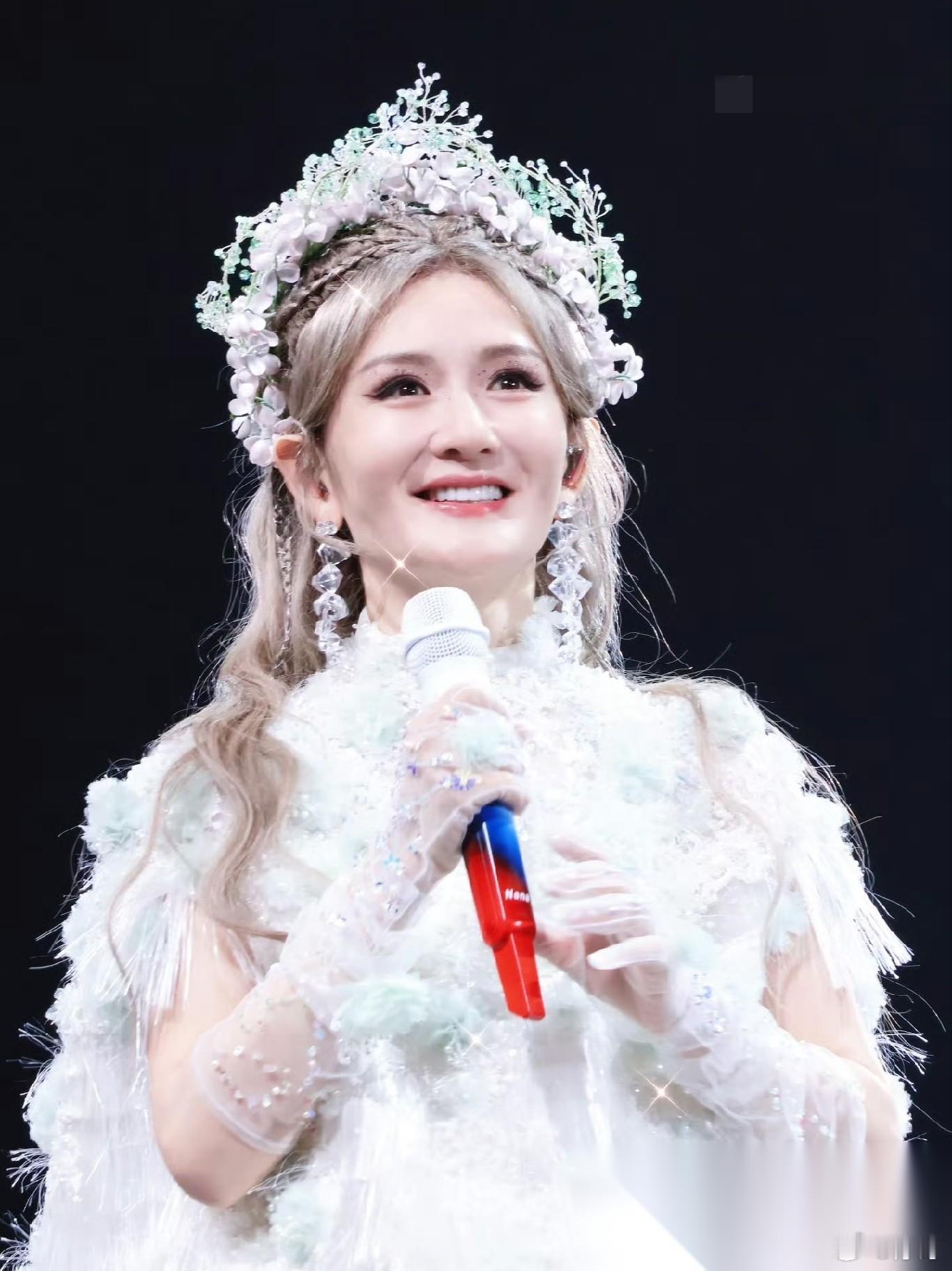 谢娜终于受不了了！ 6月10日，有网友发现谢娜演唱会被网友们抵制，评论区全都是各