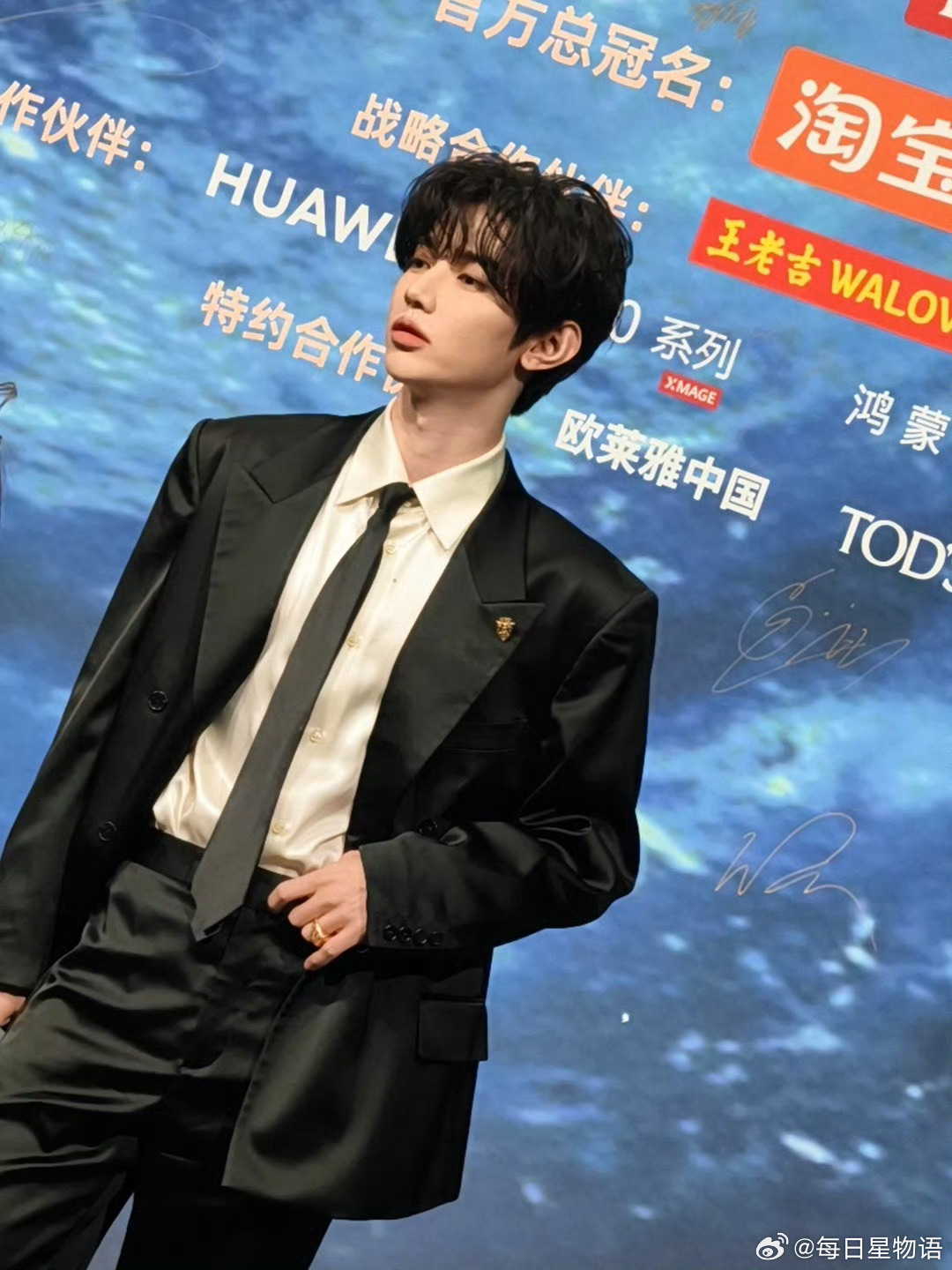 章昊获微博年度热度歌手章昊年度热度歌手  流量与实力，在他身上完美合一。章昊用扎