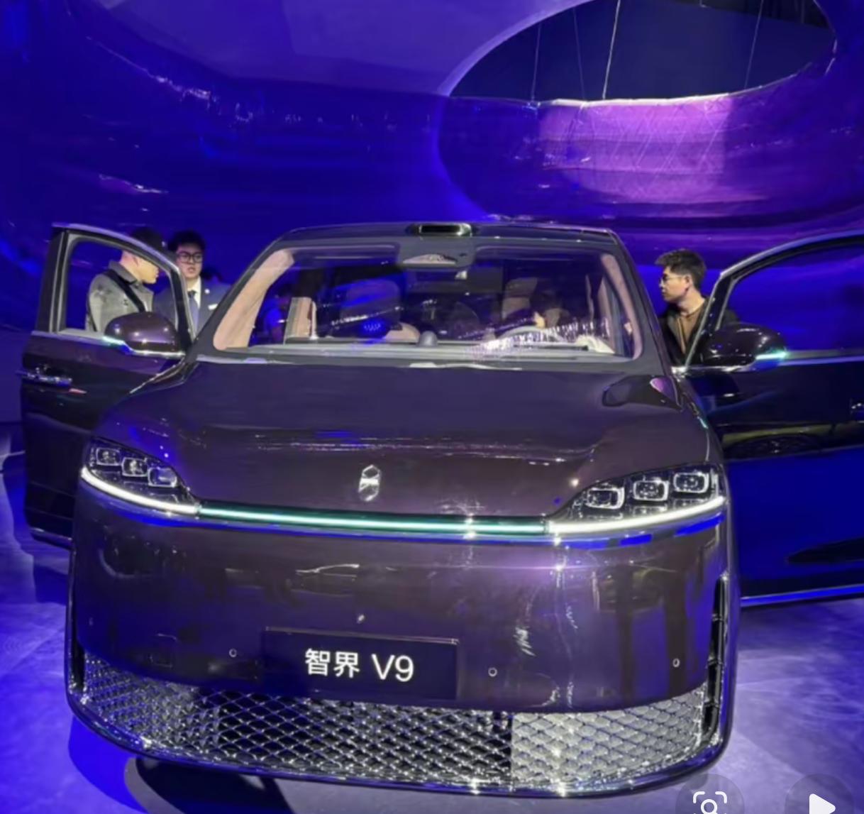 智界V9定位大型旗舰SUV，主打“未来智能豪华”。车长超5.2米，采用“游艇式”