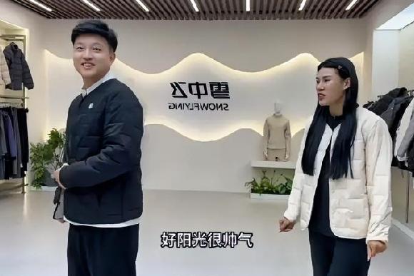 小松和秋秋的重大机遇就是给越南哥兄弟盖房子。现在小松已经在越南给老丈人盖房子，给
