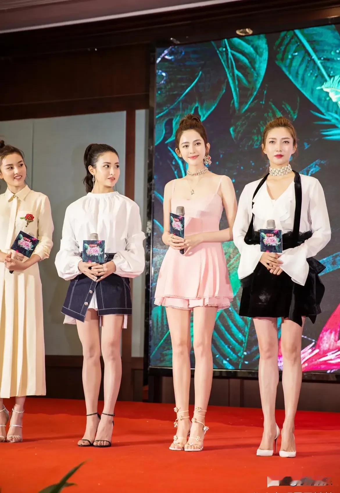 这羡慕的眼神，这美丽的大长腿，娱乐圈独一无二的天花板美女，基本上对手还没有出现。
