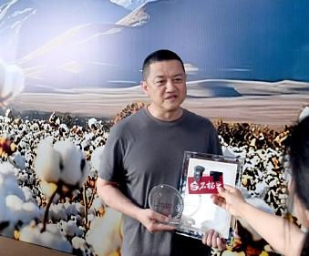 李亚鹏这回跑新疆卖彩棉裤、牛奶驼奶，亚克细!真是接地气，直播间场观干到七八万，彩