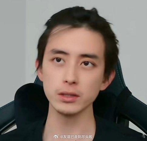 敖瑞鹏无美颜无滤镜没化妆给粉丝直播打游戏你们觉得这状态如何 ​​​