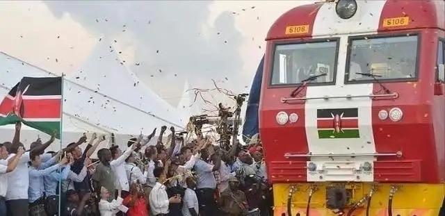 2017年，中国拿出38亿美元，帮肯尼亚修了480公里铁路。铁路是通了，8年过去