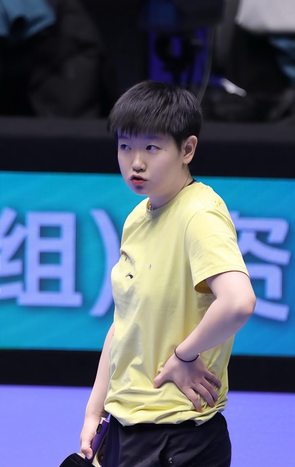 又是被孙颖莎暖到的一天孙颖莎就是小太阳！提议主持人穿羽绒服避寒，蹲下来和球迷平视