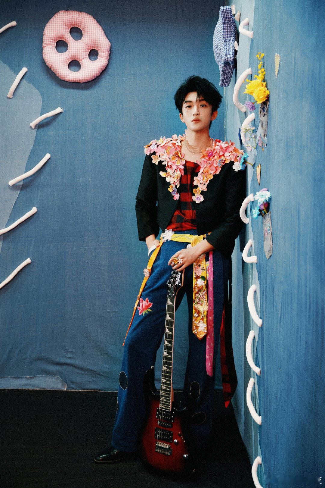 黄子弘凡花城巡演穿了一身花说他是花仙子不过分吧，跳舞自带香气，唱歌顺便发光✨ ​