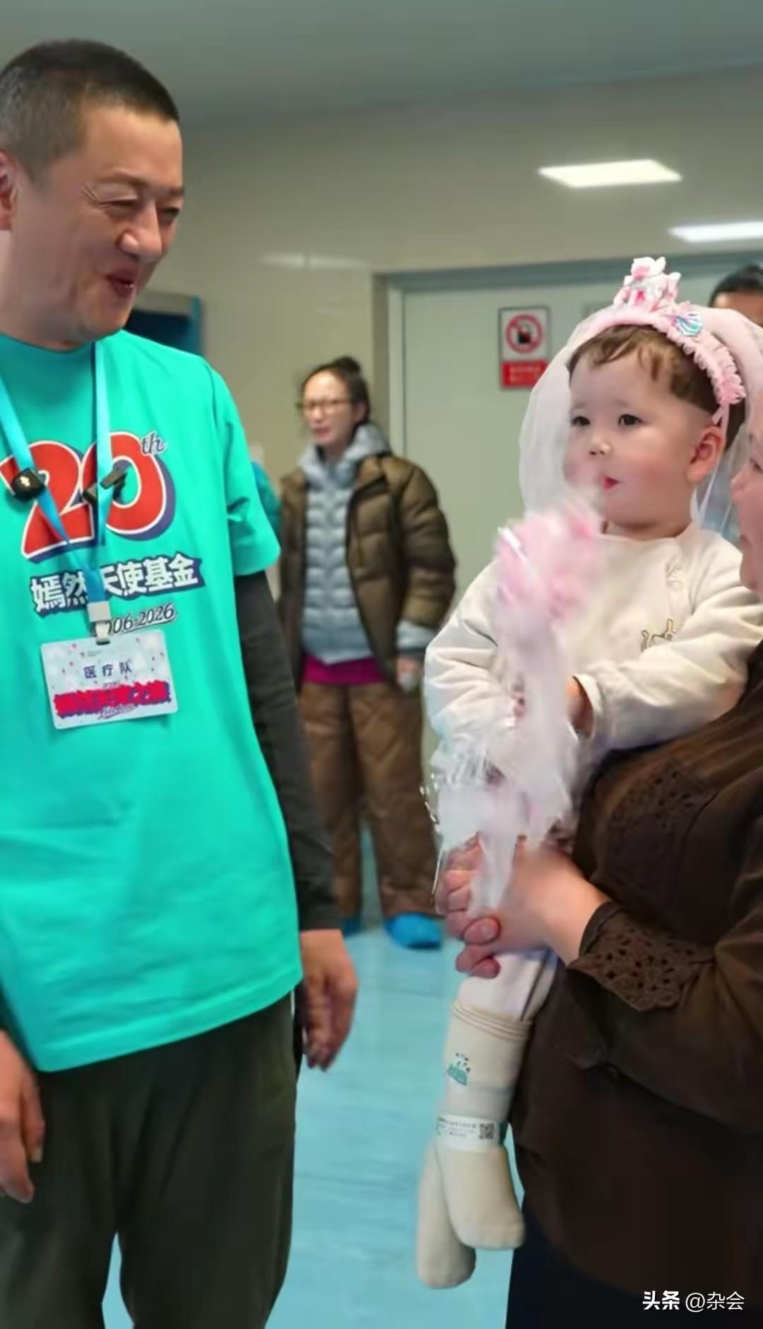 看着这些孩子都争着让李亚鹏抱，这一幕真的好暖心。
他说这次手术最大的患者已经51