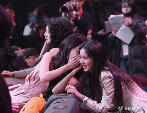 孟子义周也到底在聊什么 好奇心拉满！孟子义周也头挨着头聊不停，十分钟了还在说，到