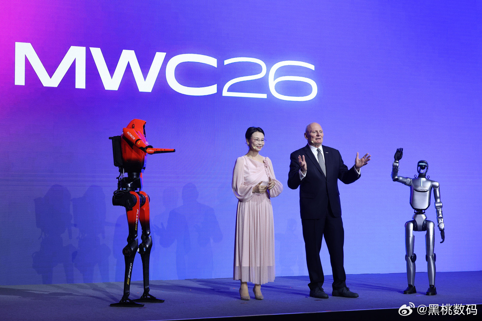 MWC26上海展开幕式采用人机组合主持，荣耀闪电、元气仔两台机器人搭档真人，配合