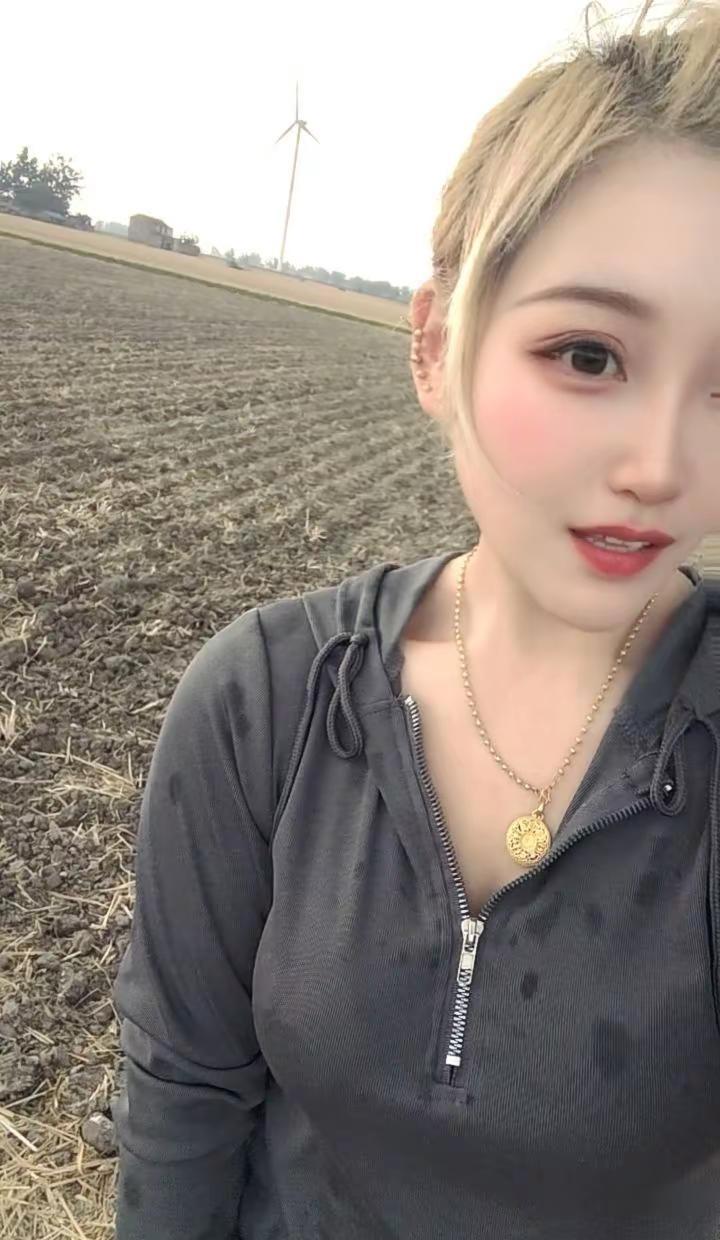 远嫁的心酸在这一刻抵达顶峰，老家至亲离世，千山万水阻隔，没办法立刻赶回去送最后一