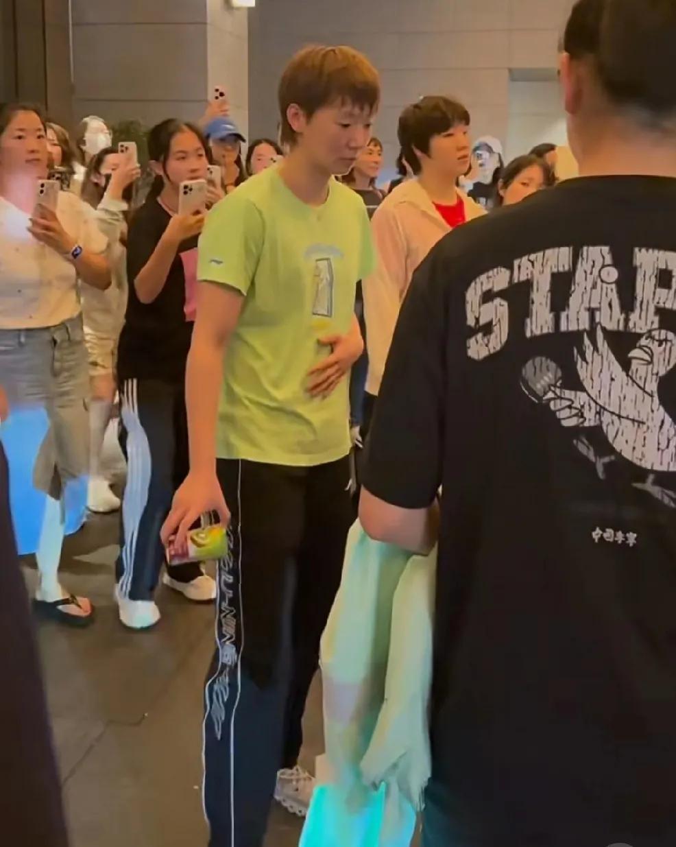 比赛结束后王曼昱、蒯曼、陈熠、徐奕等人一起外出了，
不穿队服的他们都穿着自己的私