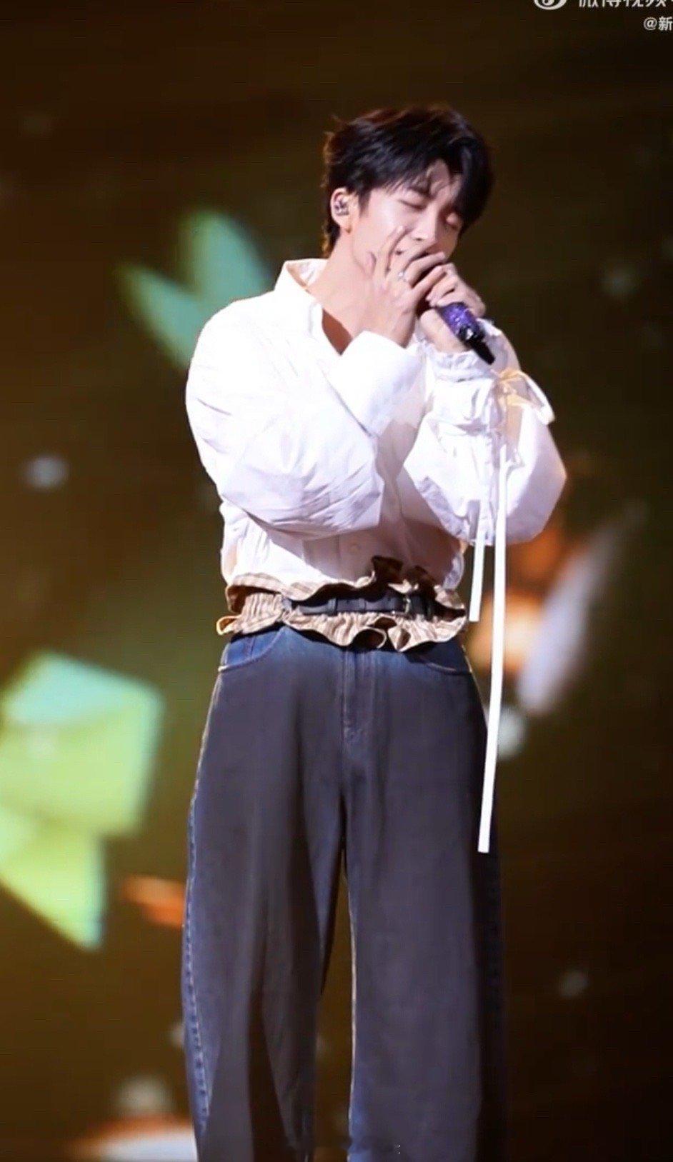 黄子弘凡又过了一天直拍 “这世界没有人比我更恐惧周旋，但我更怕的是和你分别”，黄