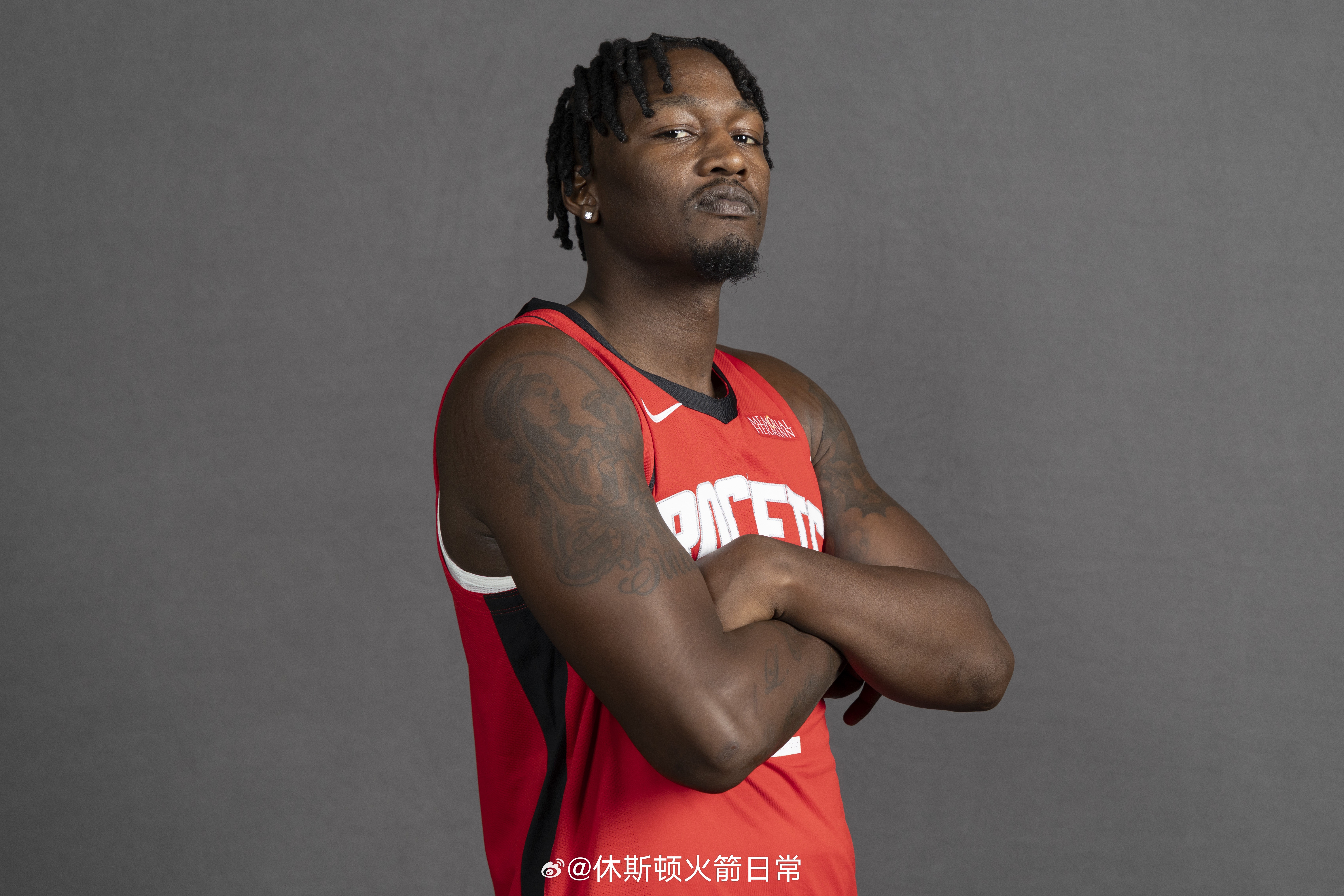 杜兰特谈芬尼-史密斯：“那就是他的比赛方式，他知道该怎么打，知道什么时候该投篮，