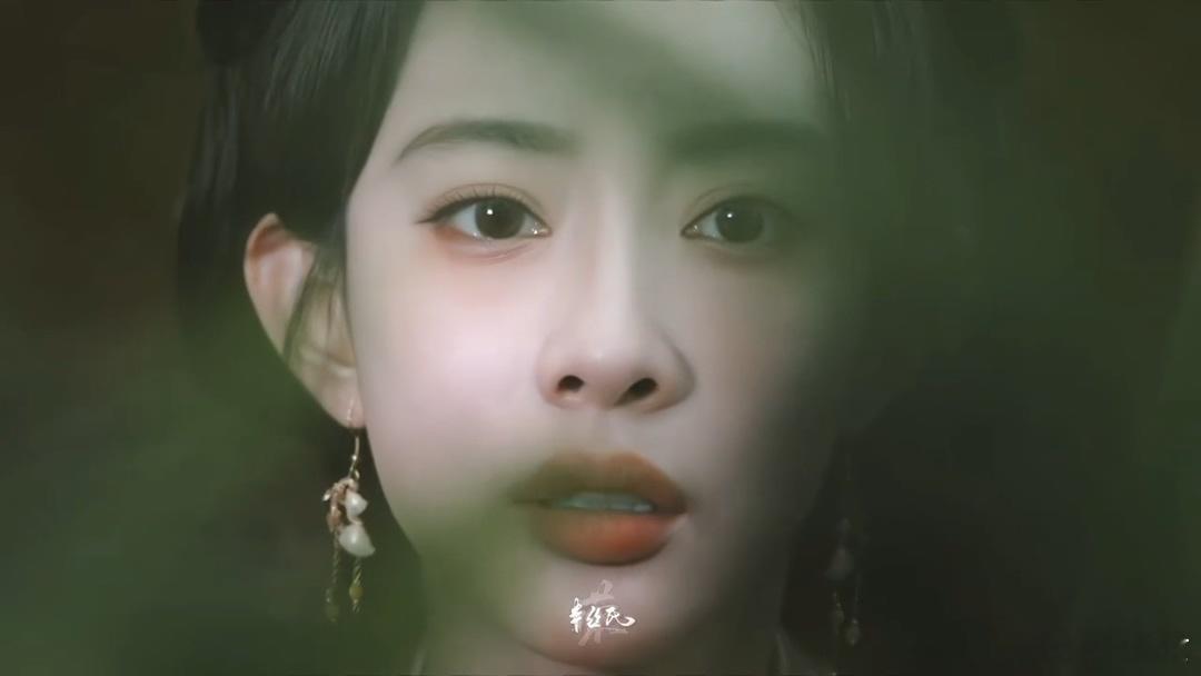 孟子义的美貌就应该这么怼脸拍 家人们快看封神名场面！孟子义在树林里转身的瞬间，树