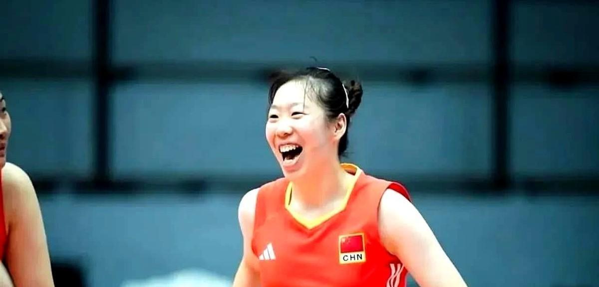 评价一个二传，第一步先别看她的传球好坏。
得看她能不能“骗”过对手。
昨晚江苏打