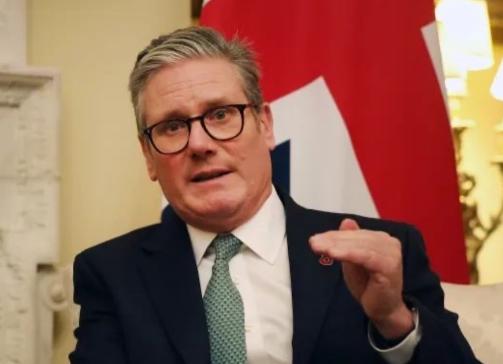 英国首相斯塔默，面对记者尖锐提问：“访华是否惹怒特朗普”，斯塔默笑着调侃：“有人