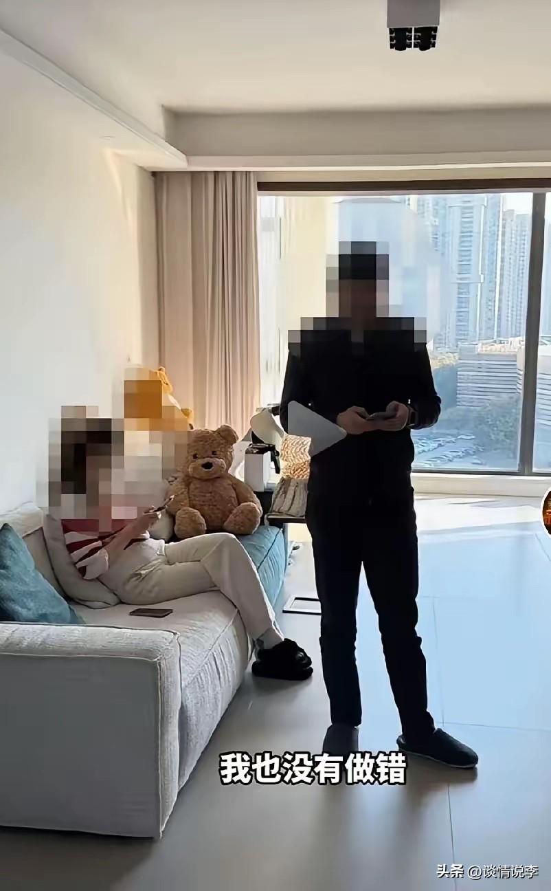 你看看这个画面，太讽刺了，唐明杰这是“护三情深”呀。

老婆找来了，他竟然站在曹