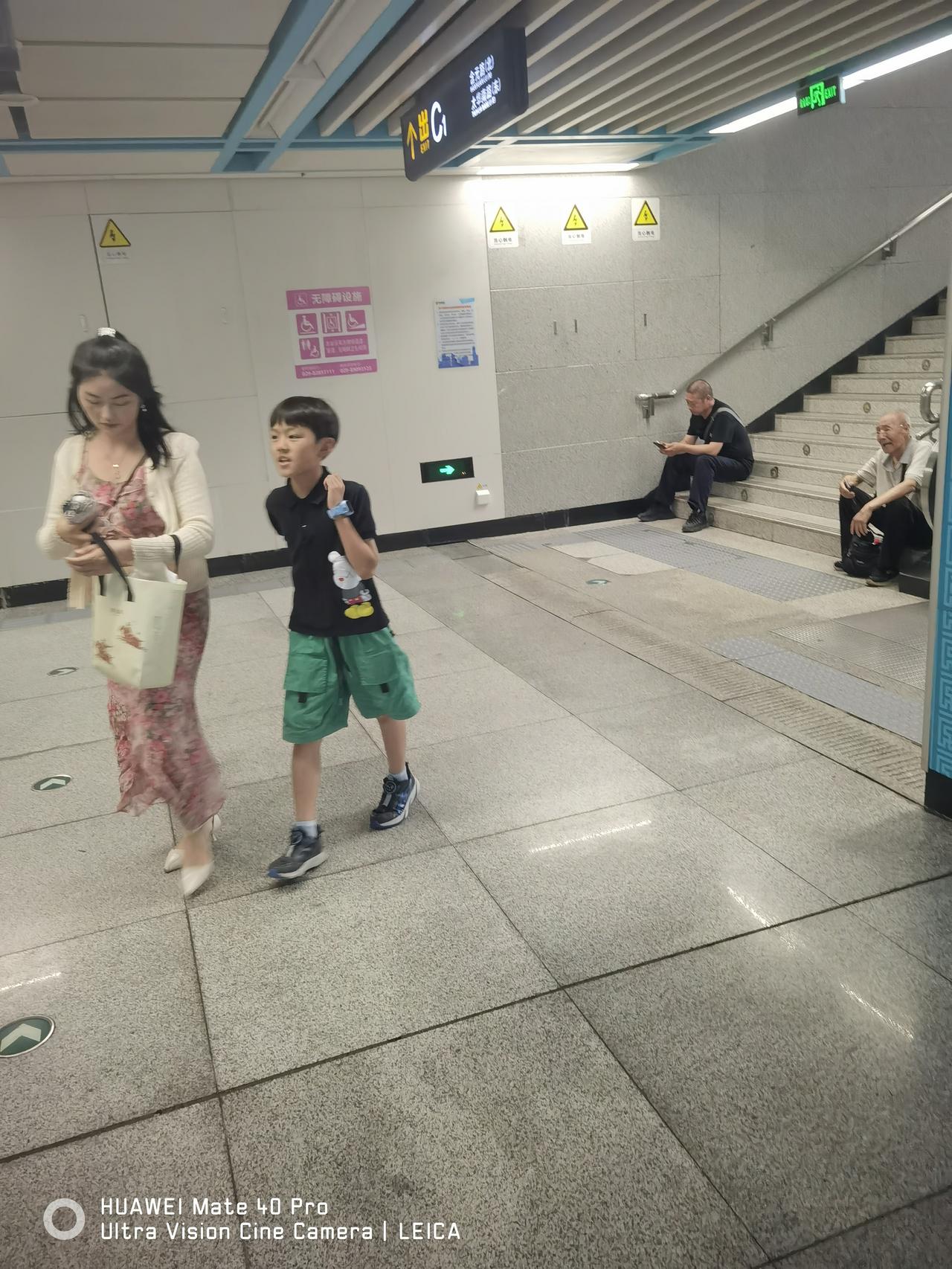 今天西安40℃高温，户外酷暑难耐，一动就是一身汗，老人更是难过，在地铁里面有老人