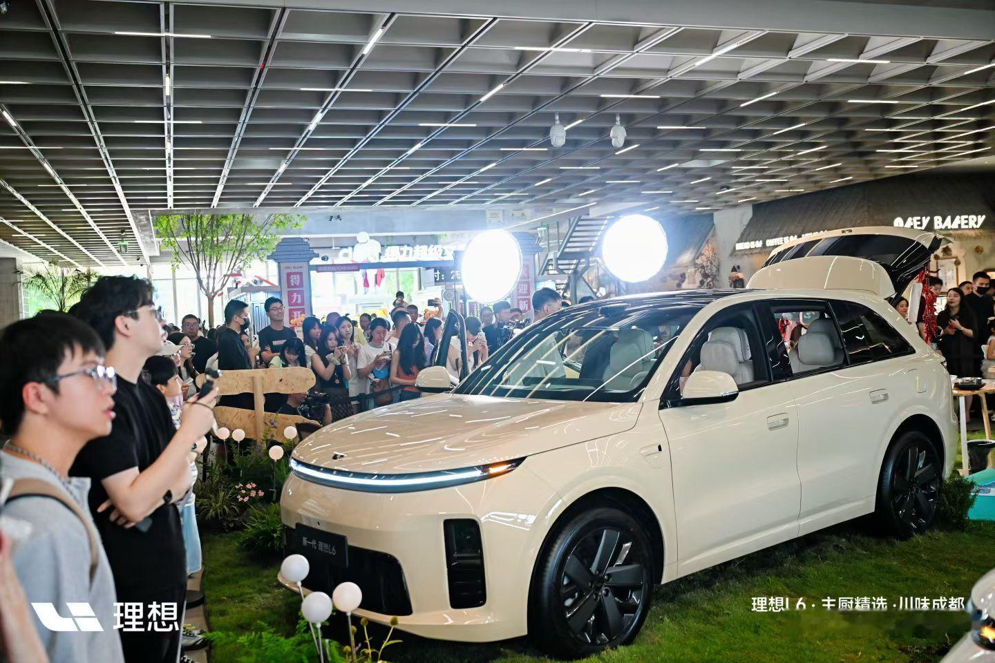 成都人排队吃的饭是车做的林大厨在车上做饭被围观被这次联动狠狠圈粉！林大厨携手理想