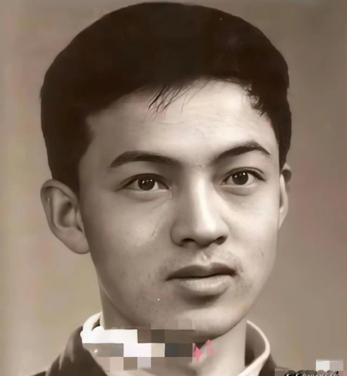 只有我一个人对着这张“五官周正、长相大气”的描述犯迷糊吗？
都在传这位歌唱家是圈