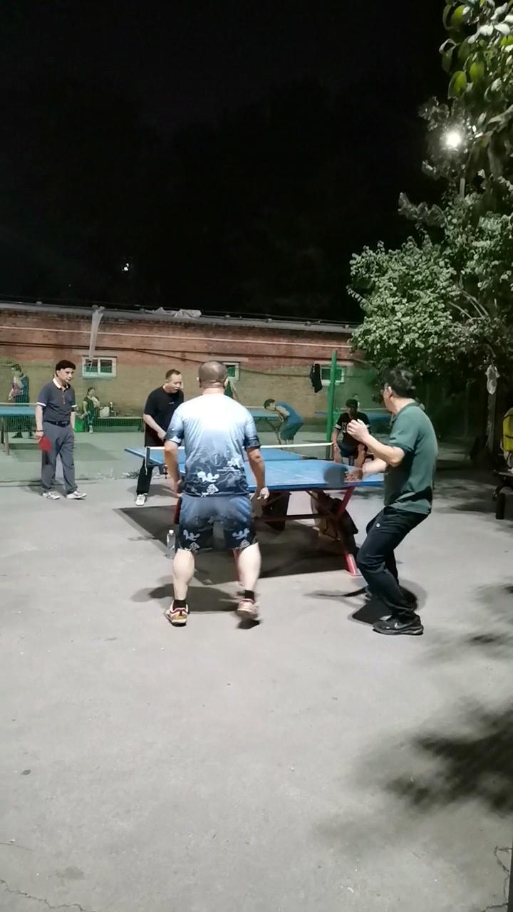 为啥大伙都爱扎堆球场这边呢？
就说咱们康庄公园，
好多人把家里不用的椅子搬过来，