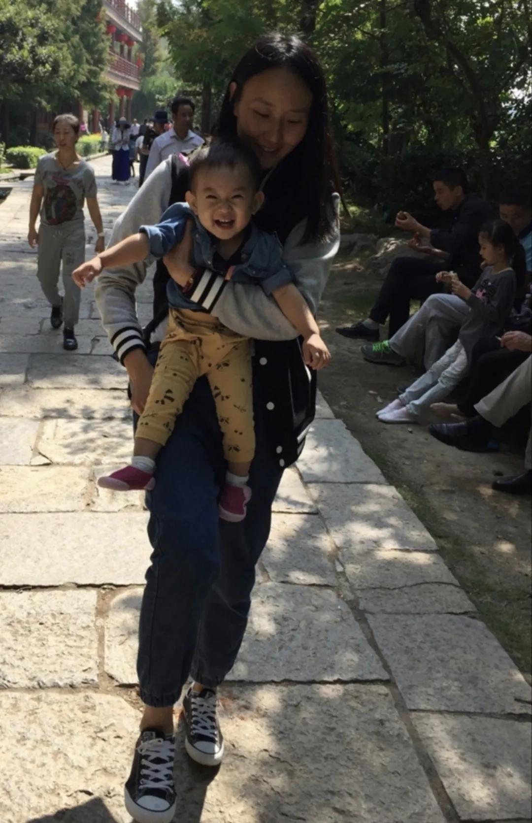 电子黑板，真的适合教室吗？
 
最近逛校园，看到教室里的电子黑板，忍不住想吐槽。