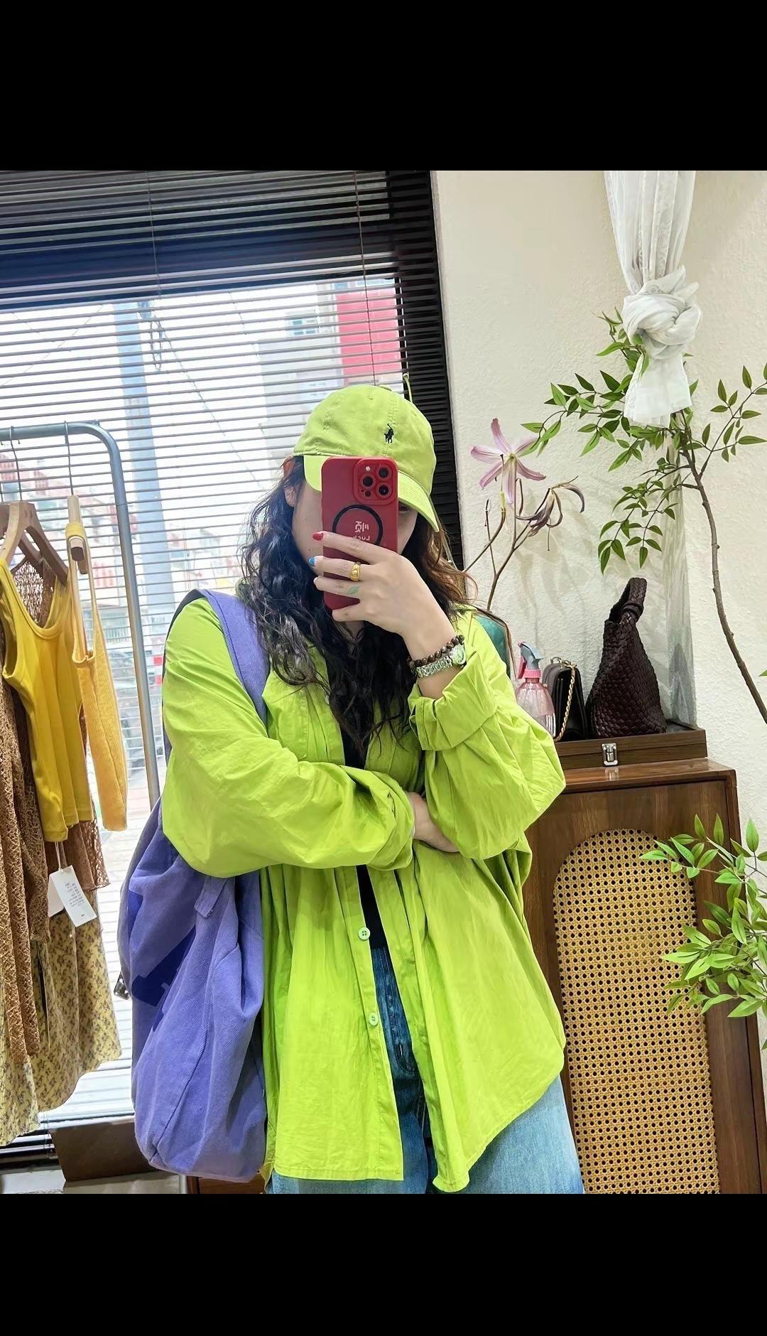 一个普通的下午，30➕的周女士穿上自己喜欢的衬衣，同色系帽子！对着镜子🪞臭美了