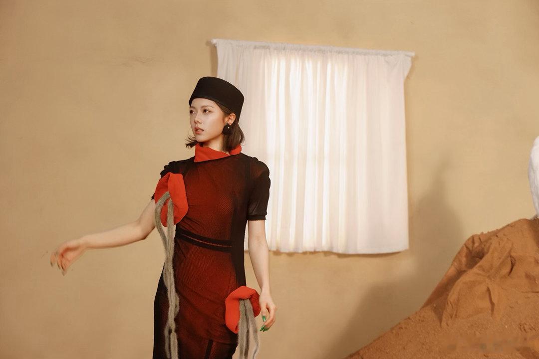 赵今麦暖调光影里的油画少女赵今麦有种安静轻盈的美 赵今麦时尚大片有，麦麦美到令人