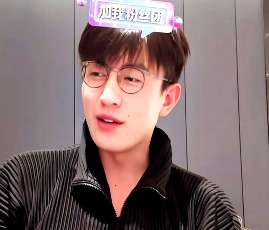 刘萧旭直播突然开播又突然下播，状态差得不行。
工作室说是累的，拍戏太拼了。
这年