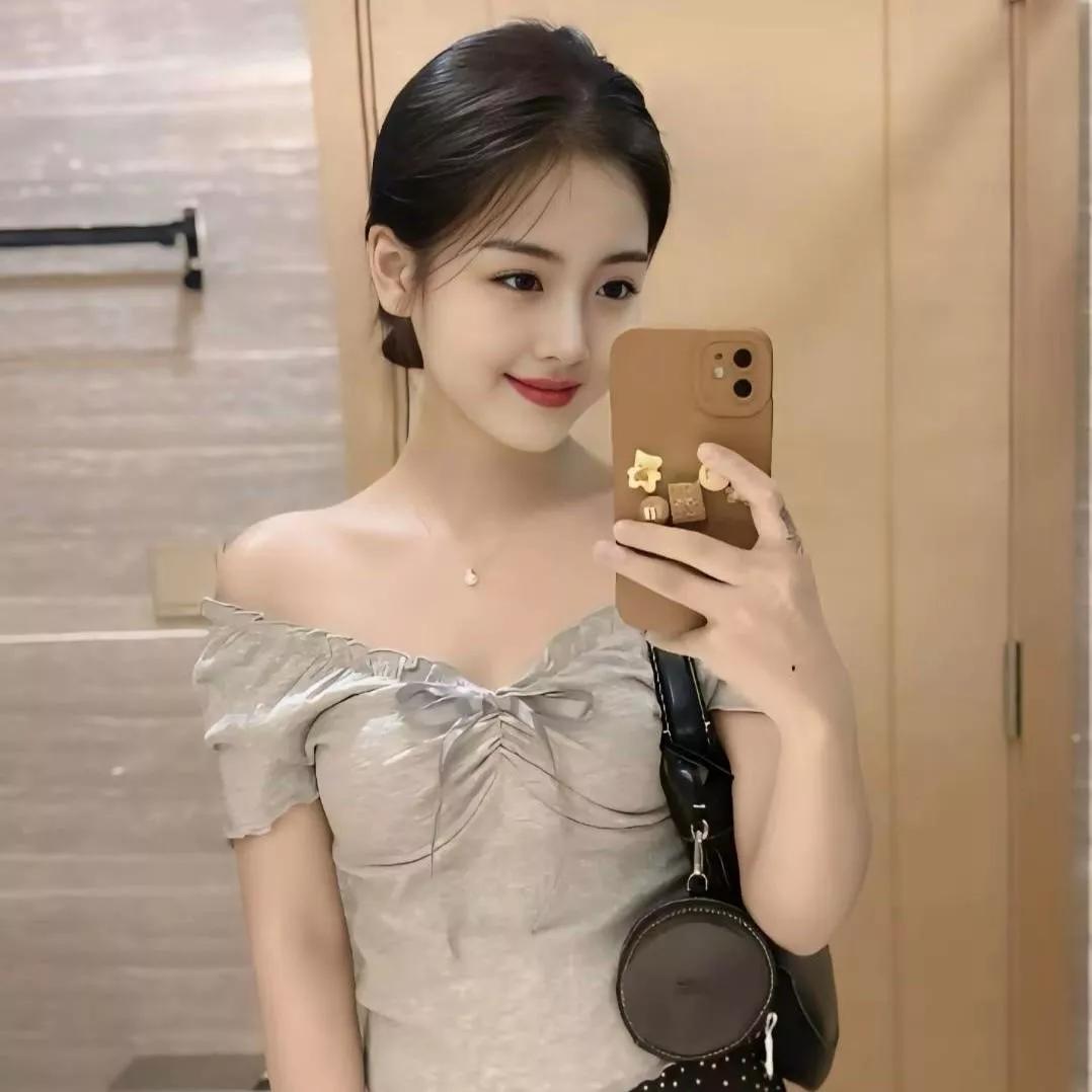 优雅少女心：温柔笑容，复古风连衣裙，清新自拍甜美自拍 少女心自拍 温柔美女自拍 