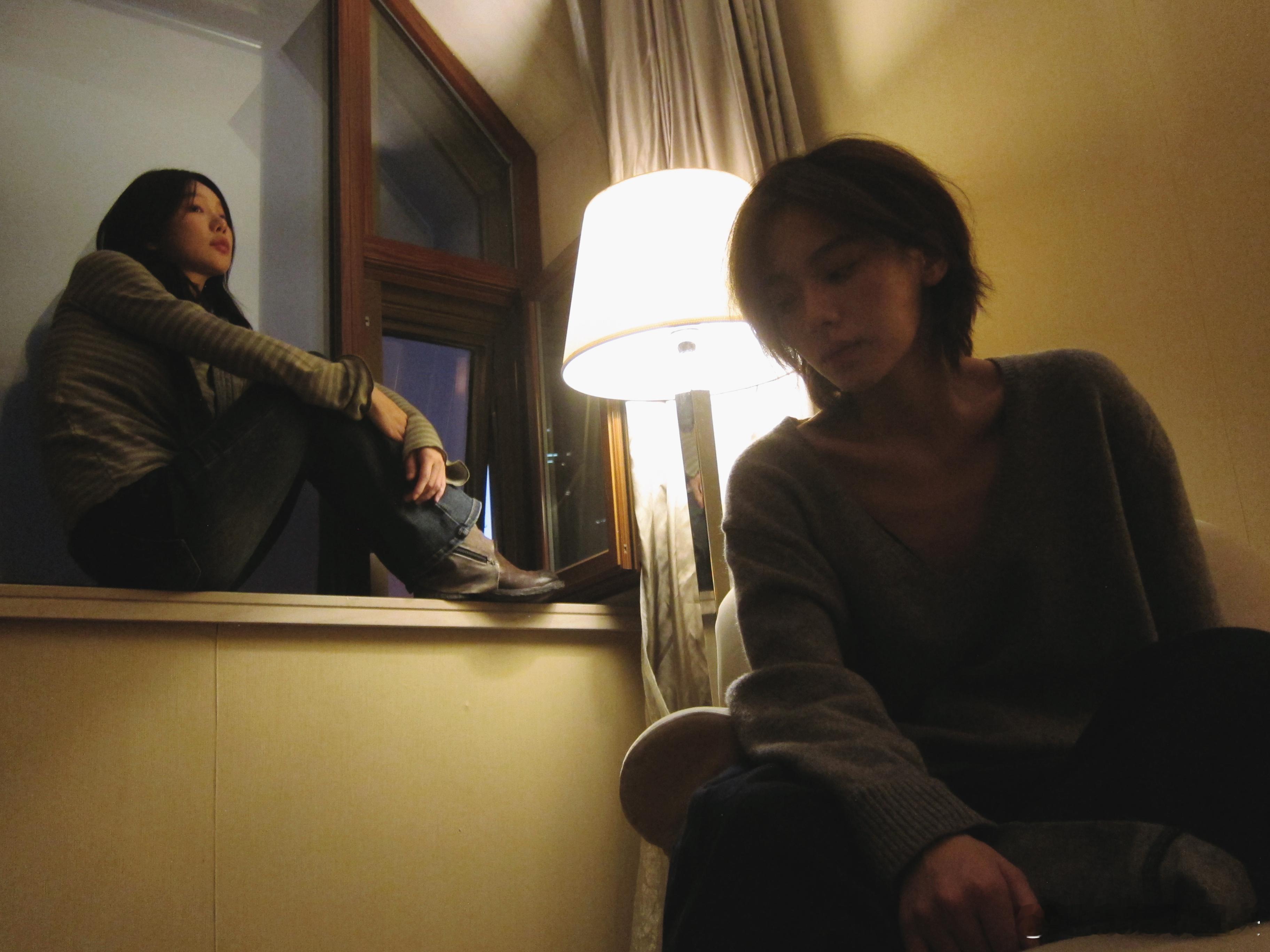 在徐梦洁王晓赟子写真看了段be 这组图真的太会拿捏情绪了，昏暗房间里两个人靠得很