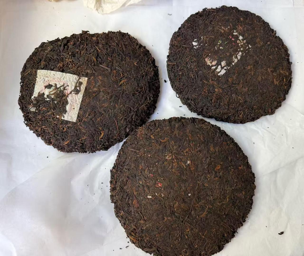 有几片无纸88熟，仓储很好，干仓标准。
88熟 普洱茶