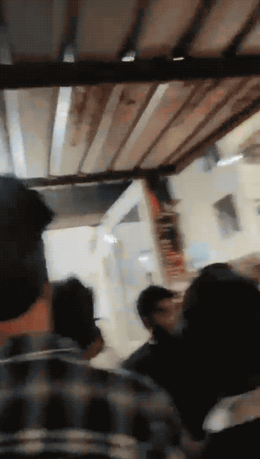 还是印度警察爱民如子：青年被打报案没人听，被迫在警局外面自焚！印度北方邦加济阿巴