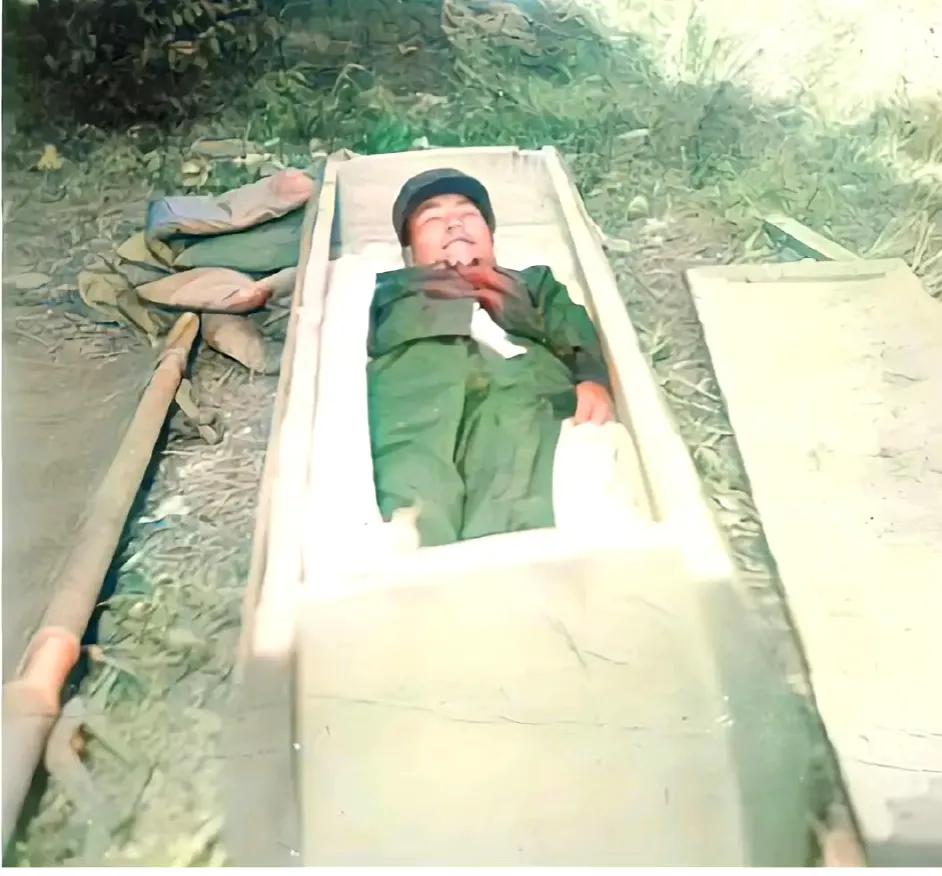 1979年，一位名叫李光华的战士，在对越自卫反击战中牺牲，在他被安葬前，战友们给