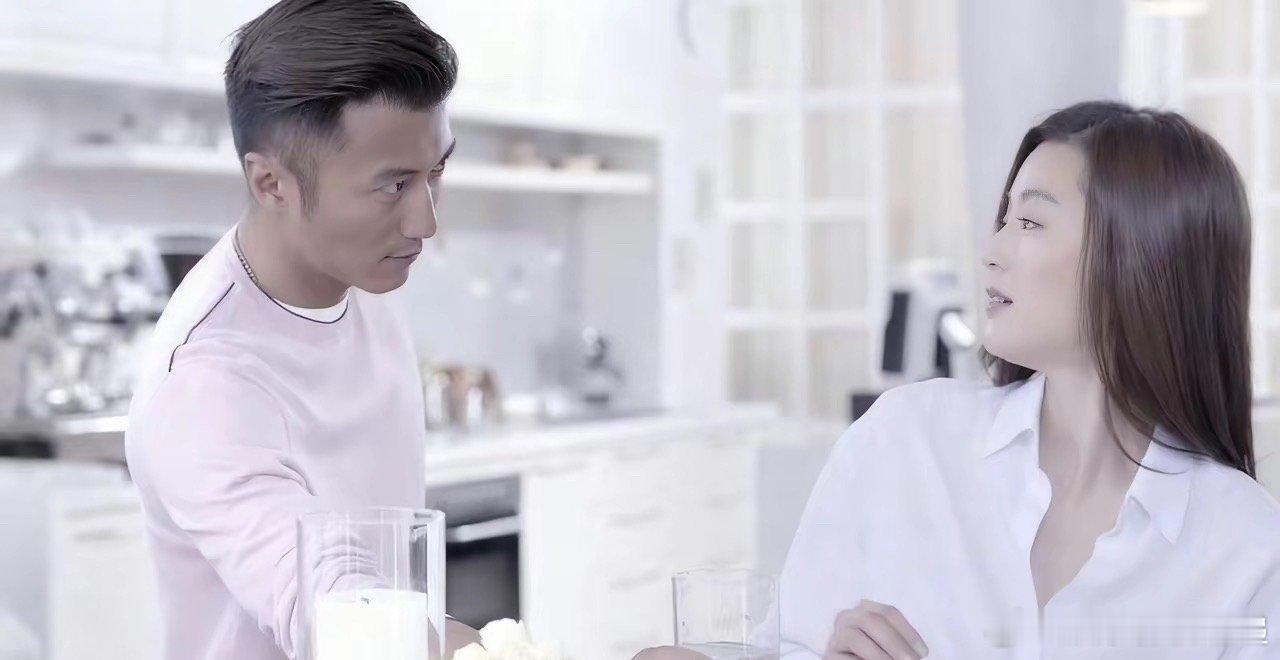 全智贤终于塌房了谢霆锋现在可能乐坏了。​要说多年前全智贤和谢霆锋拍广告时的那副牛