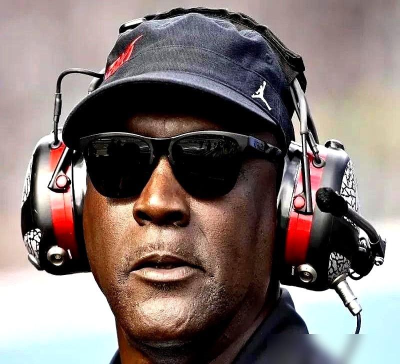 乔丹花了13年，用423场胜利和600场失败，给你上了一堂30亿美金的资本课。