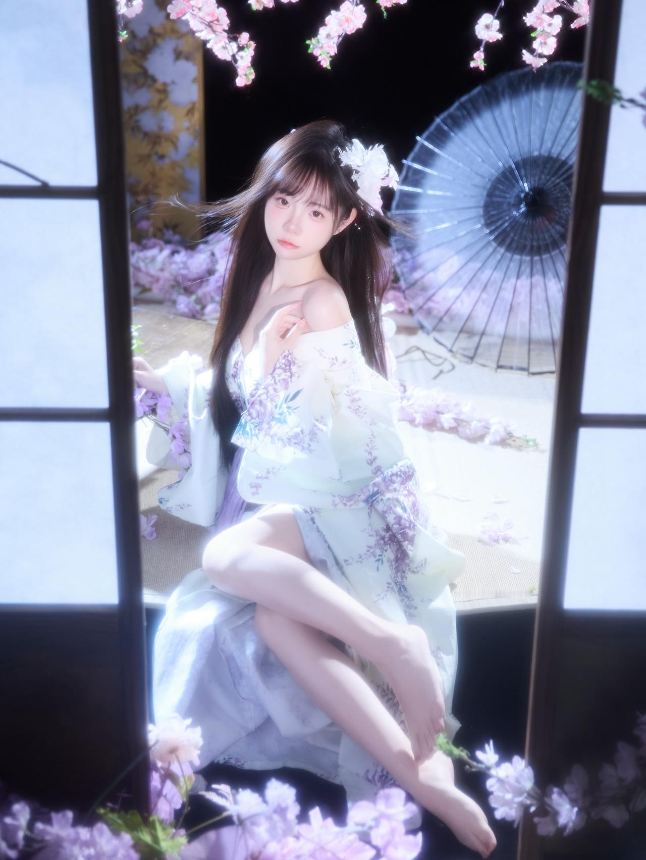 花影摇曳间，美人倚窗立。窗前花影 娇容花影 紫裙花影