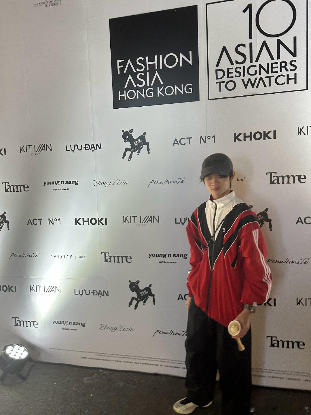 费曼拍的杨阳洋费曼镜头里的杨阳洋费曼镜头里的杨阳洋，这拍照技术依旧在线“抽象”，