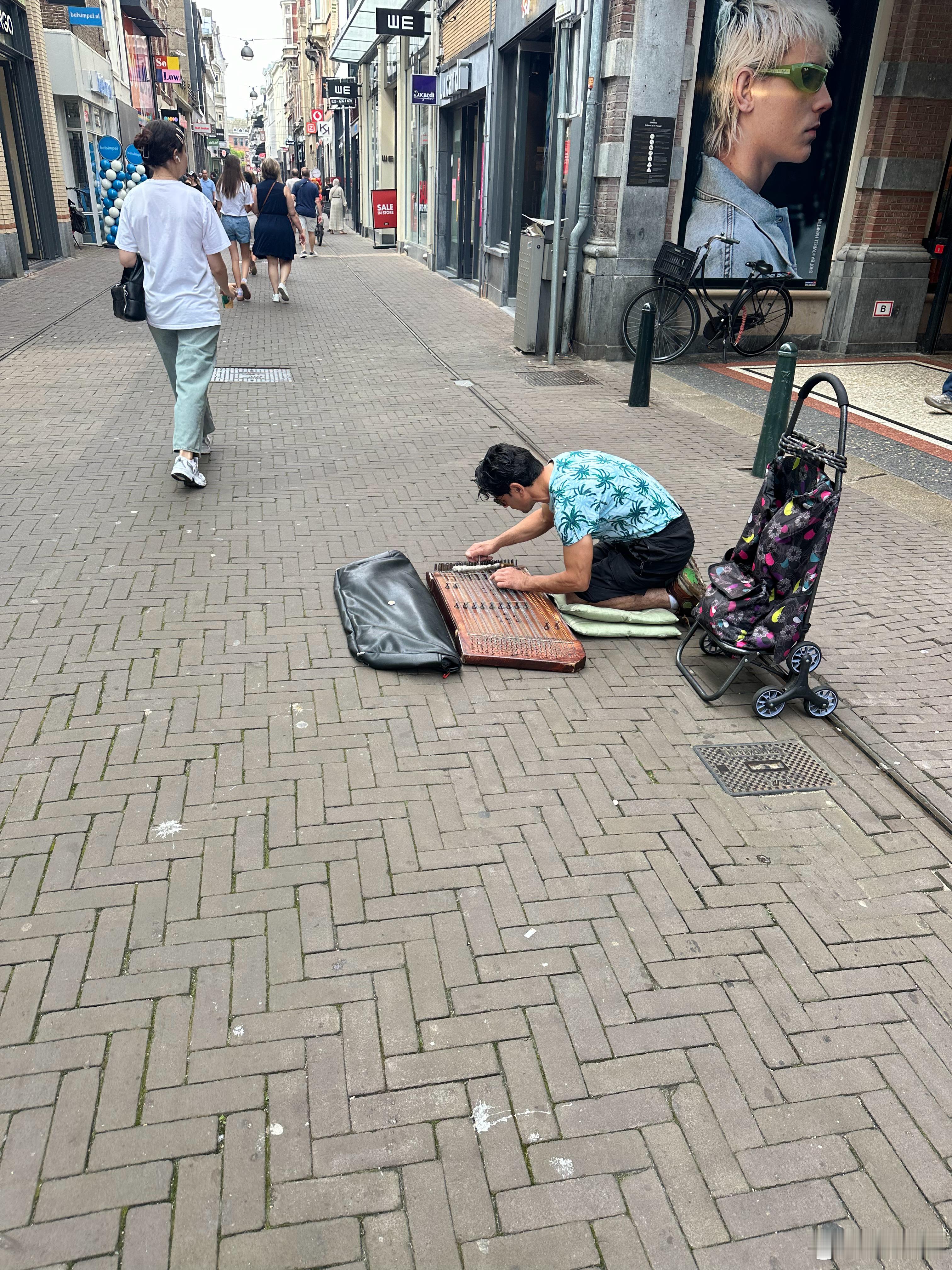 这是啥乐器啊？感觉是一个中东难民用的，我怀疑是伊朗或者阿富汗一带的。  ​​​