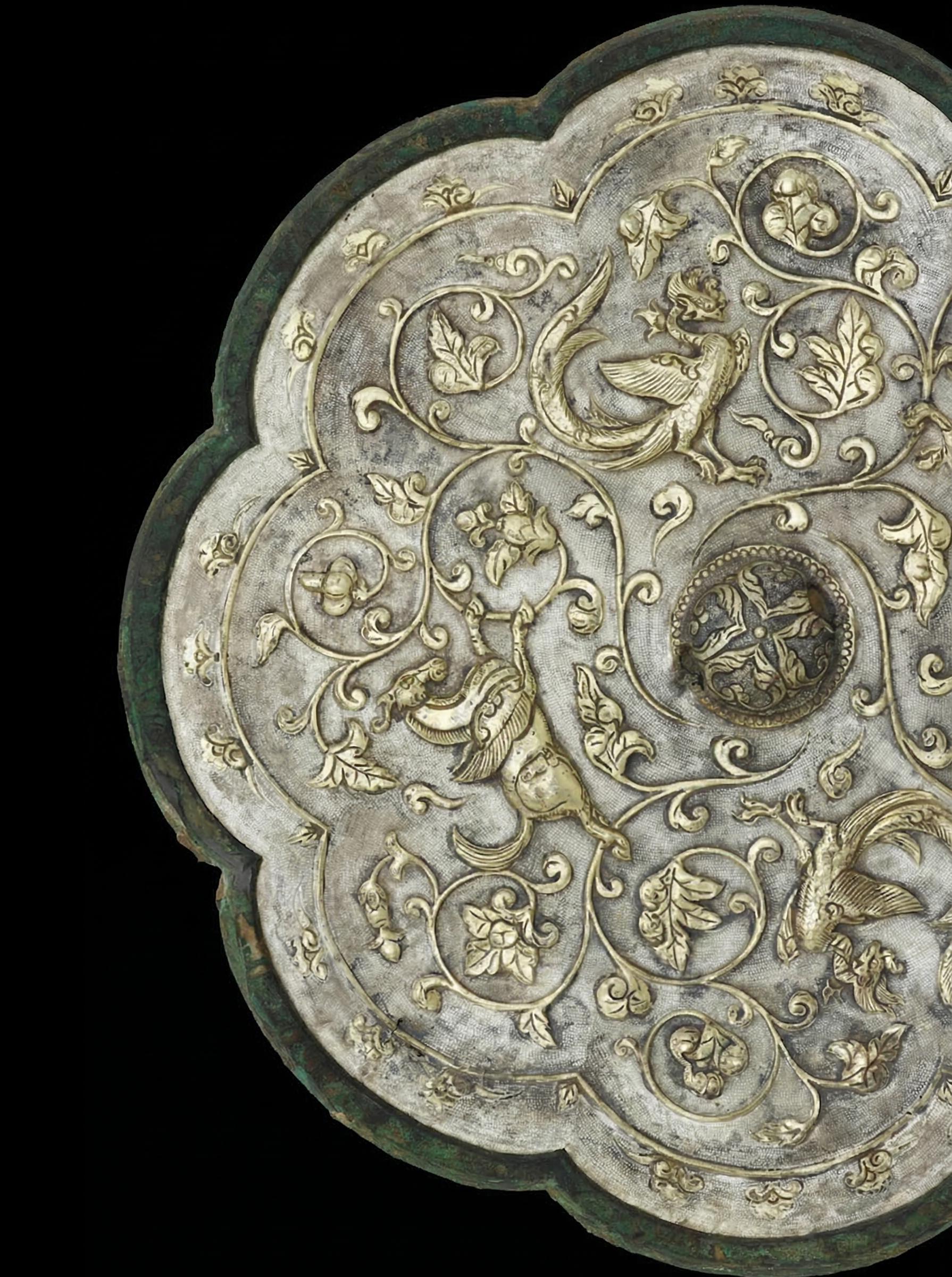 银光流转｜八瓣花间的盛唐呼吸。🌊 照花前后镜，花面交相映 —— 唐·...