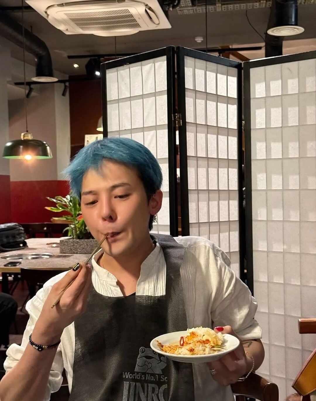 这是谁家的三岁小孩啊！🤣
他好像知道自己很可爱 像个小孩子一样 权志龙gdra