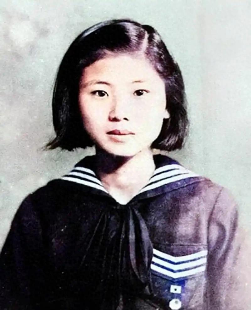 1956年丁窈窕烈士英勇就义，面对敌人镜头时她真实的容貌展现出无畏神情
1952