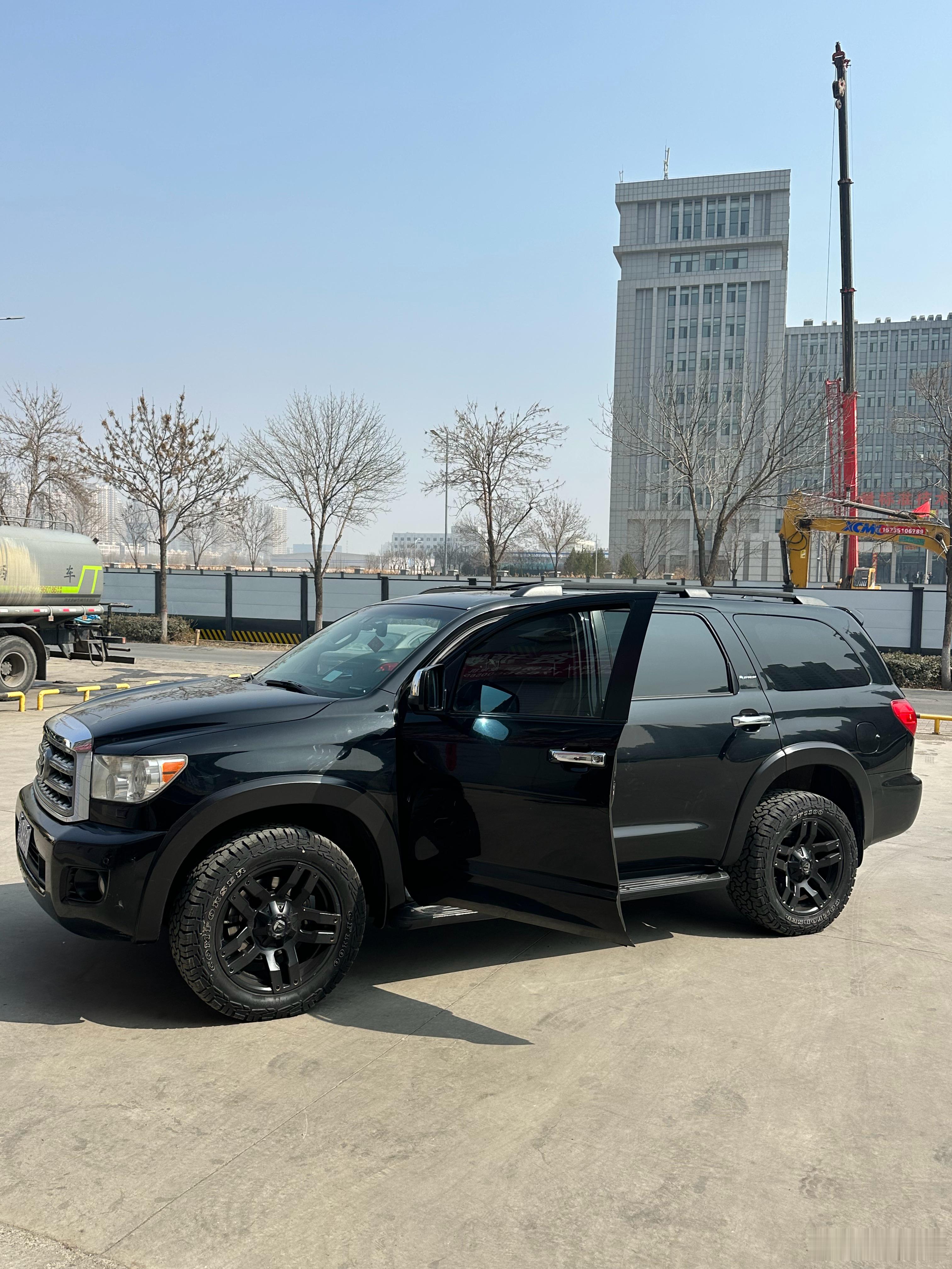 红杉这个车吧 属于 不保值系列 特别不保值但真要是喜欢这个车 手握充裕预算就想买