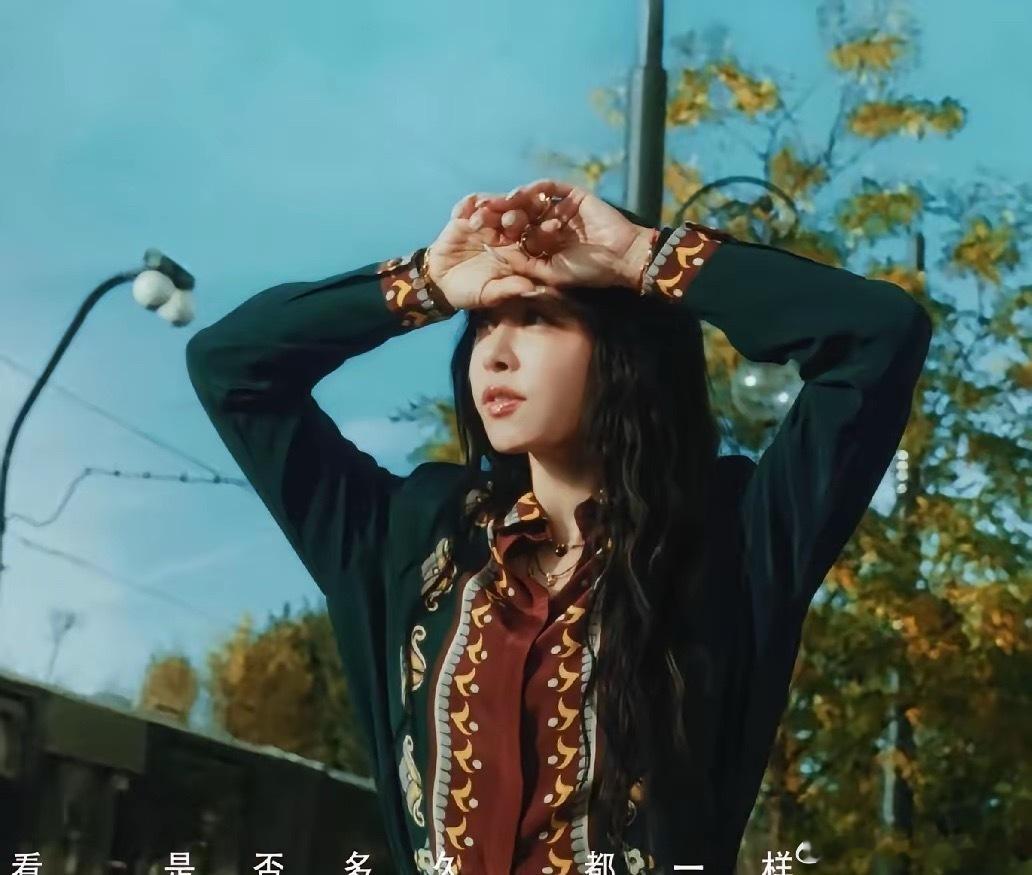 蔡依林，让人泪目了！2月25日，许久没有消息的蔡依林，突然冲上热搜，她一个举动迟