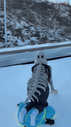 好看倒是真好看。可就是有点担心，这样在户外滑雪会不会太冷？