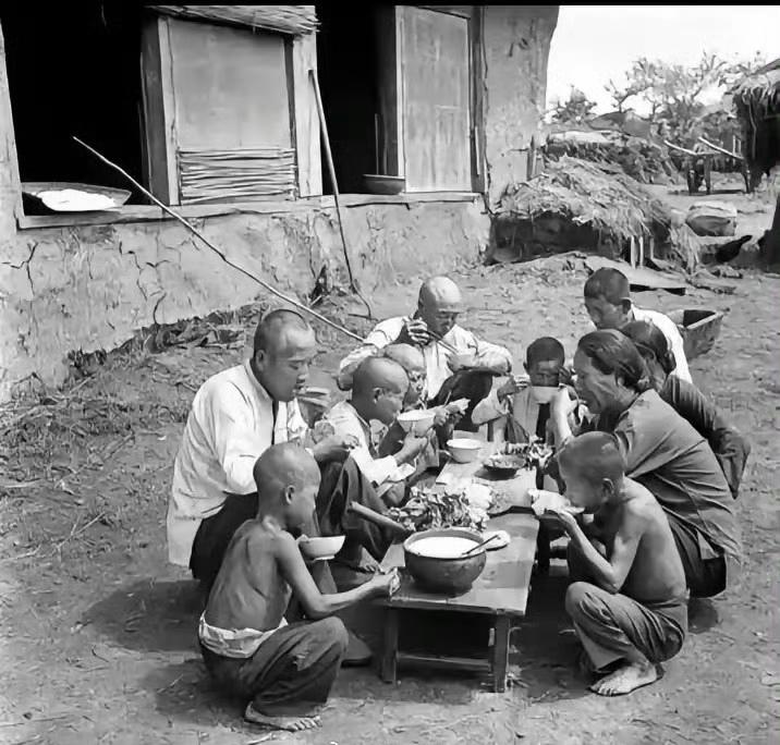 📸1960年的忻州清晨，土坯房前的一张矮桌，围坐着一大家子的烟火气。
没有精致